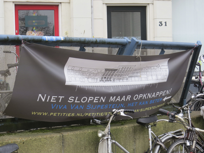 906145 Afbeelding van het spandoek 'NIET SLOPEN MAAR OPKNAPPEN', op de Van Sijpesteijnkade te Utrecht.